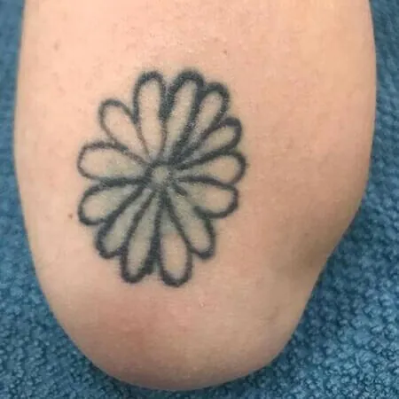 Tatuaje Flor Inicial - Andrea garte