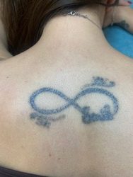 Tatuaje cliente infinito en espalda al llegar al centro